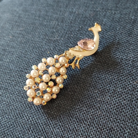 Pearl Peacock 🦚 Pin Pendent - Picture 2 of 4